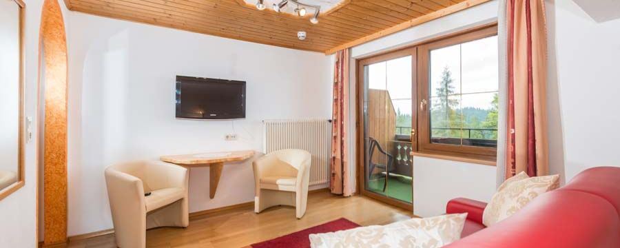 Zimmer mit Sitzgelegenheit