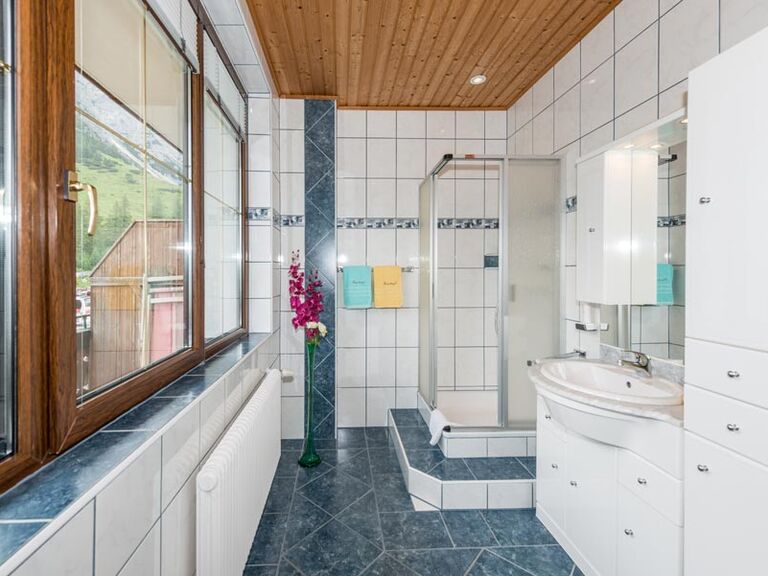 Badezimmer mit Fliesen