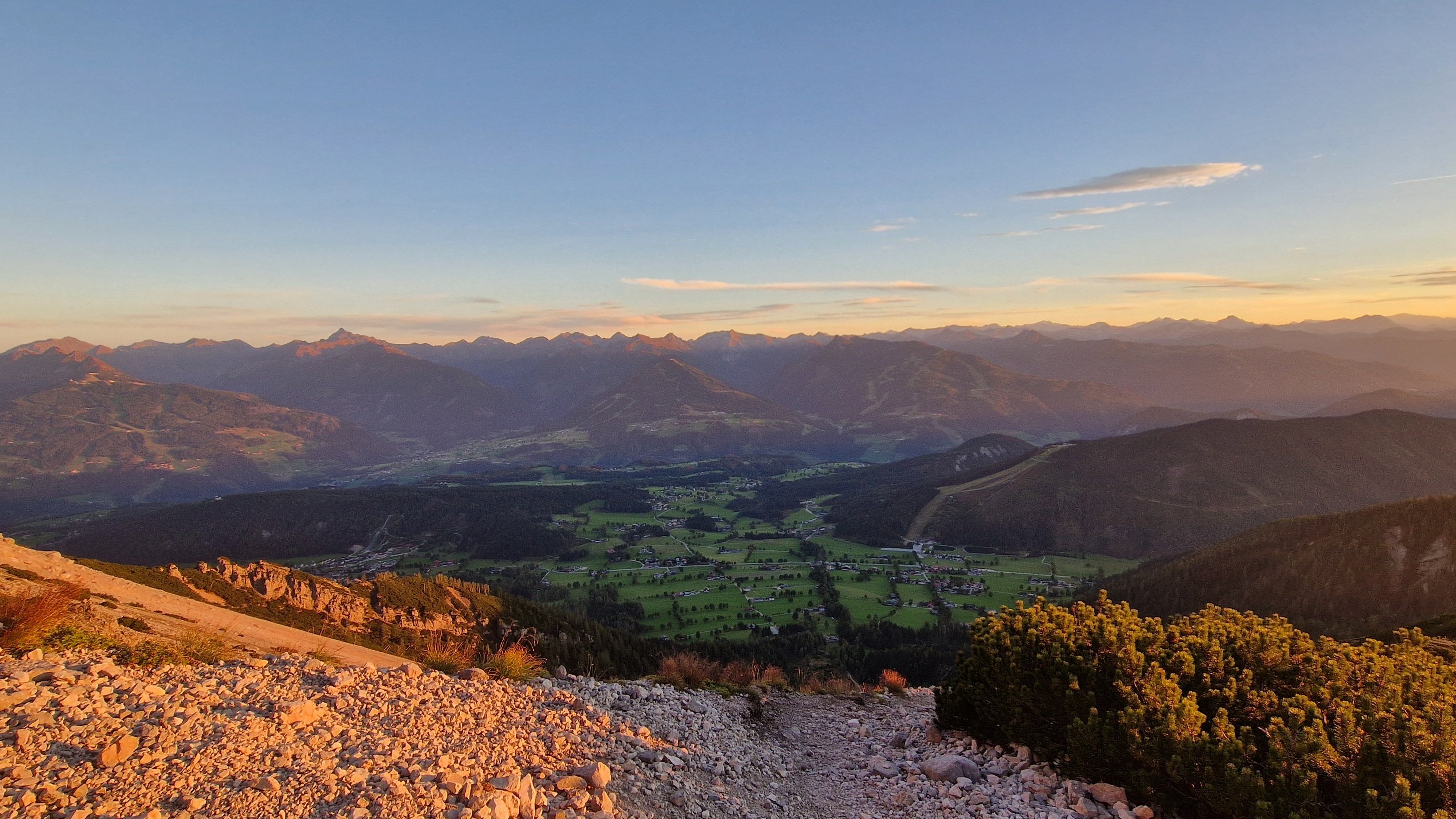 Berglandschaft mit Hügeln und Tal während des Sonnenuntergangs im Freien fotografiert