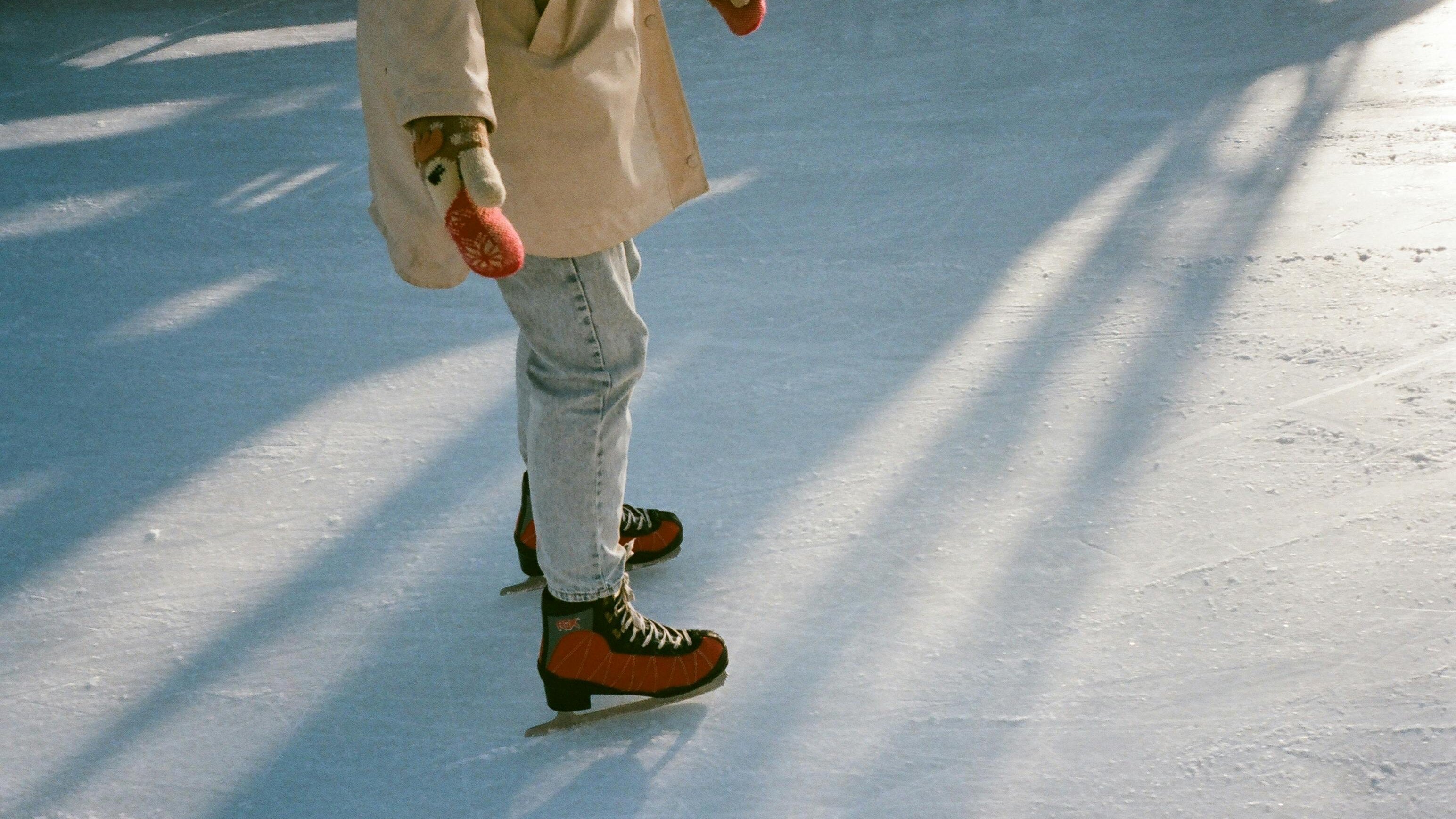 Eislaufen im Winterparadies Eine Person fährt mit Schlittschuhen über eine gefrorene Fläche in winterlicher Umgebung.