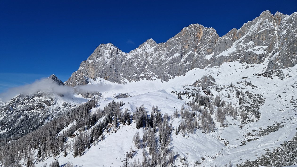 Winterliche Berglandschaft in Ramsau Schneebedeckte Berge mit bewaldeten Flächen und klarem Himmel in den Alpen bei Winterwetter