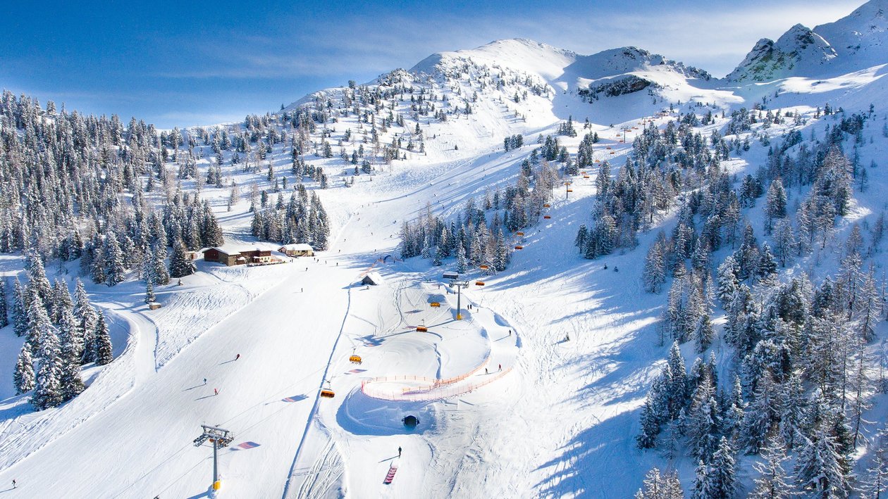Schneespaß im Skigebiet Panoramablick auf schneebedeckte Berge und Skipisten in einer winterlichen Landschaft