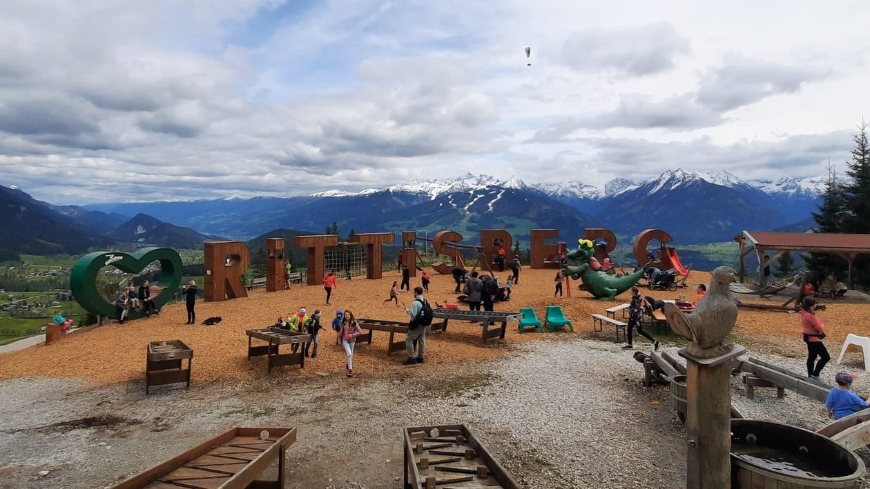Abenteuer auf dem Rittisberg Bergspielplatz mit verschiedenen Spielmöglichkeiten und Blick auf die Berge und das Tal