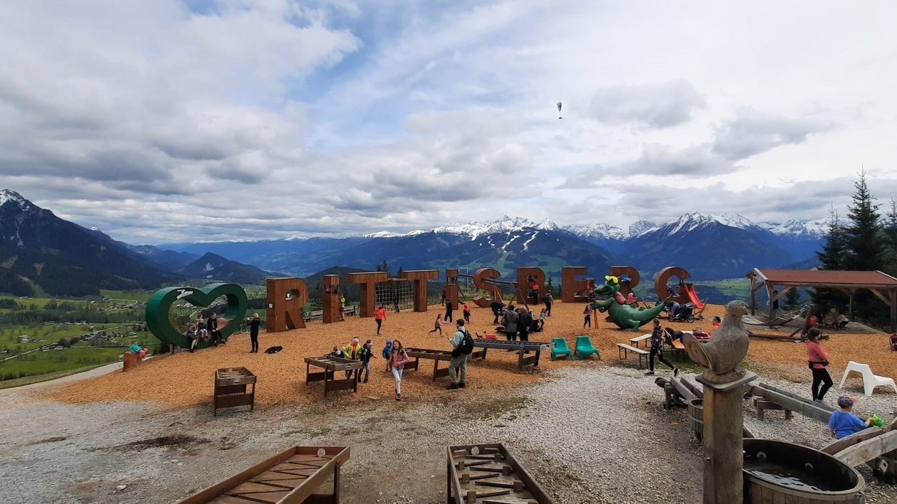 Abenteuer auf dem Rittisberg Bergspielplatz mit verschiedenen Spielmöglichkeiten und Blick auf die Berge und das Tal