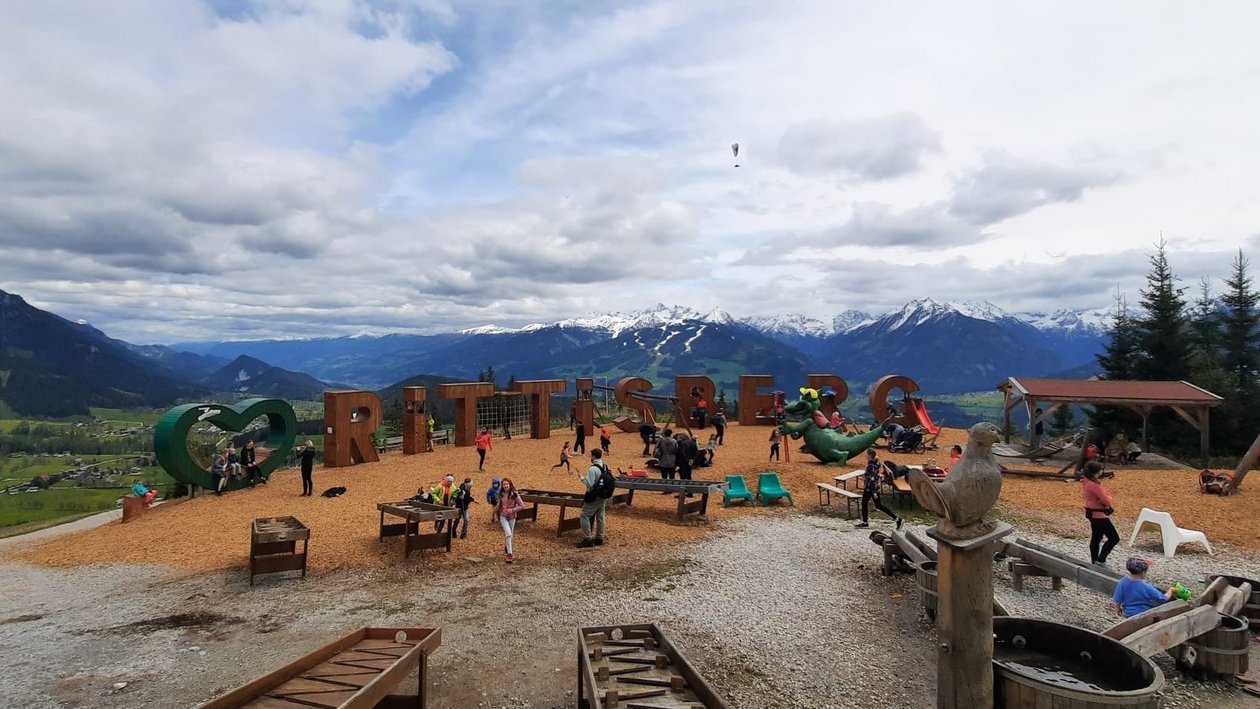 Abenteuer auf dem Rittisberg Bergspielplatz mit verschiedenen Spielmöglichkeiten und Blick auf die Berge und das Tal