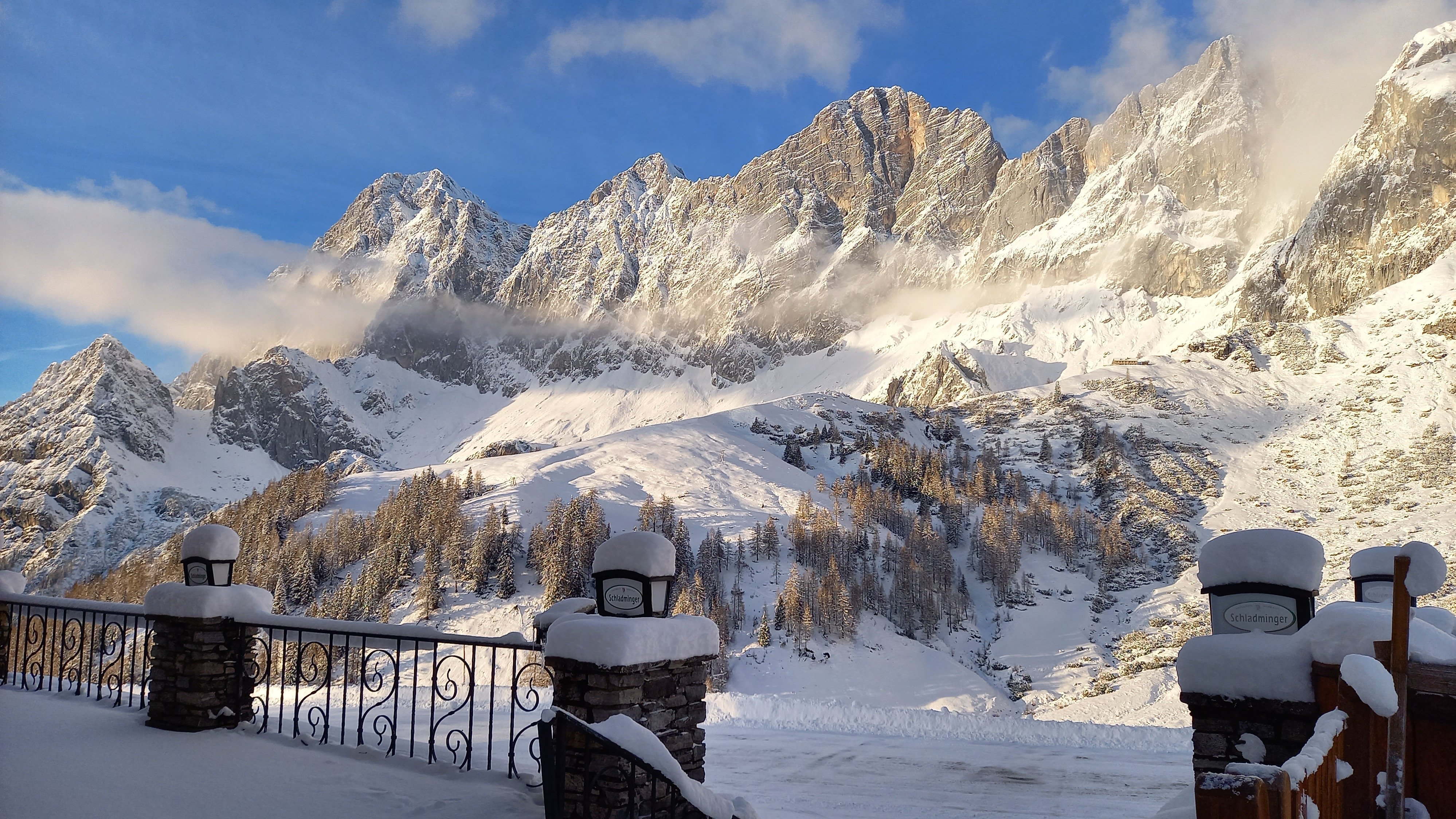 Alpenlandschaft im Winter Verschneite Berglandschaft mit Steinbrüstung unter klarem Himmel in den Alpen, winterliche Atmosphäre.